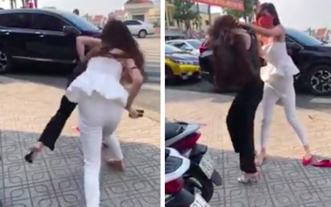 Clip đánh ghen ngay giữa phố: Nhân tình của chồng xinh như hot girl bị chị vợ đánh tới tấp, giật bay luôn mái tóc giả