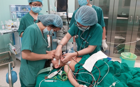 Nghỉ học lên thành phố chơi, bé gái 9 tuổi ở Sóc Trăng suýt chết vì cầm chìa khóa nuốt chửng vào miệng 