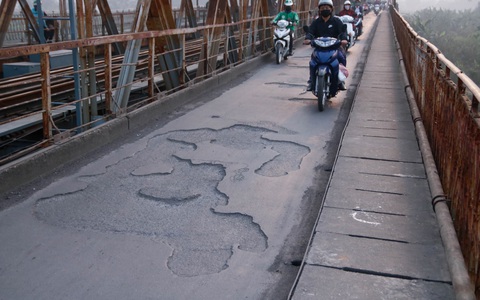 Cầu Long Biên xuống cấp đến không ngờ, mặt đường bị cày xới khiến người dân đi lại gặp nhiều khó khăn
