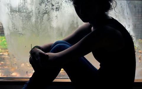 Người đàn ông mang đứa bé sơ sinh đến bệnh viện và tự nhận là bố đứa trẻ để che giấu cho tội ác của con trai đối với con gái nhỏ