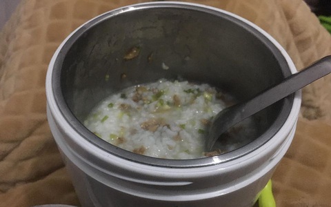 Bát cháo đặc biệt mà chàng trai nấu cho bạn gái nhưng câu chuyện phía sau mới khiến nhiều người xúc động