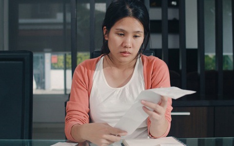 Ngày chồng cũ phá sản, tôi cầm 200 triệu đến đưa cho nhưng anh trả lại và nói một lời khiến tôi ra về trong uất hận