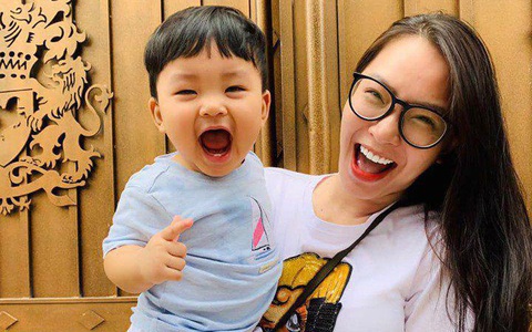 Cảnh "2 năm 3 đứa": Mải dỗ con út ngủ, Hải Băng không ngờ 2 con lớn đang bày trò nghịch phá tốn cả đống tiền của mẹ ở phòng bên cạnh