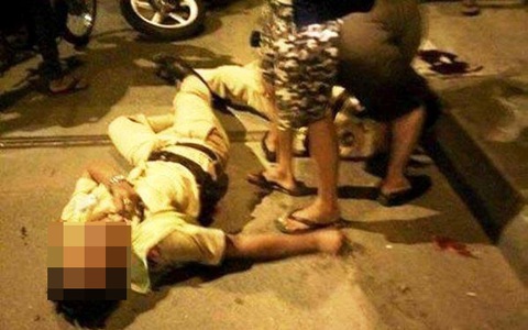 Hai anh em cùng mẹ khác cha say xỉn lao vào đánh CSGT khi bị yêu cầu dừng xe ở Sài Gòn