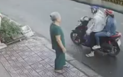 CLIP: Đôi nam nữ mua thùng bia rồi lừa cụ bà quay vào trong, tranh thủ cơ hội phóng xe đi mất khiến người xem phẫn nộ