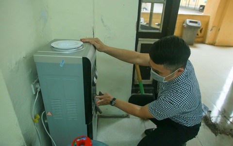 Nhiều phụ huynh chung tay cùng nhà trường vệ sinh lớp học 