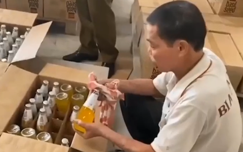 Hà Nội: Hàng nghìn chai nước ngọt hết hạn sử dụng cả năm được "hô biến" thành sản phẩm mới