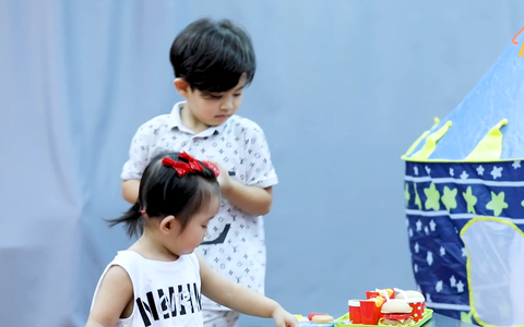 "Siêu quậy" Kubi nhà Khánh Thi - Phan Hiển bị em gái bắt nạt, cậu bé giận dỗi nói 1 câu khiến ai cũng phải phì cười