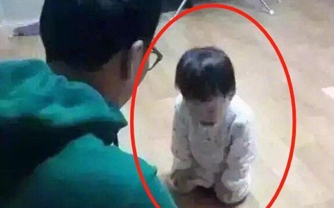 Mẹ đi làm về giật mình thấy con gái nghịch ngợm đang quỳ trước mặt bố, biết lý do cô đành phải nín cười