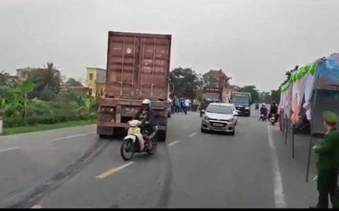 Ninh Bình: Container tránh rạp đám cưới tông trúng cô gái đi xe máy
