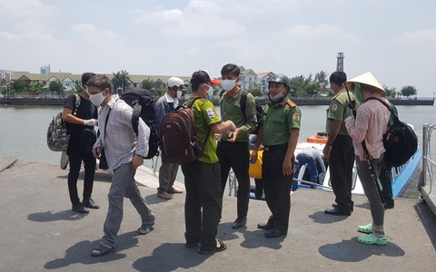 Đi ra đảo bằng phương tiện tự chế, 3 du khách Nga trôi dạt trên biển