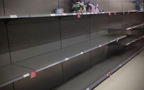 Covid-19: Bị cướp giấy vệ sinh ở Anh, khóc ròng vì "ôm" 17.700 chai thuốc khử trùng ở Mỹ