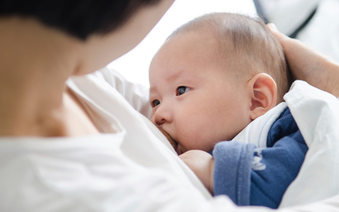 Bé 4 tháng tuổi bị thiếu máu sau khi ngừng uống sữa mẹ vì bà nói... sữa mẹ nóng