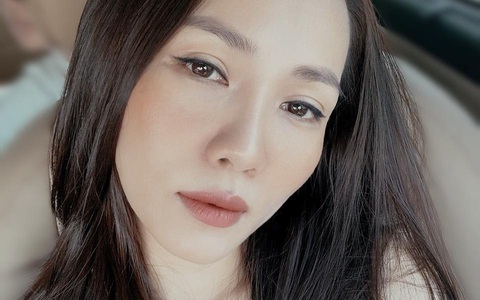 Bà xã Hoàng Bách trang điểm "sương sương" chỉ để đi chợ, hội chị em nín thở với nhan sắc xinh đẹp của hot mom 3 con
