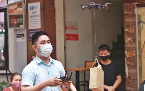 Trong thời kỳ dịch Corona, ông chủ quán gây bất ngờ khi đích thân làm "phi công", lái flycam giao đồ ăn cho khách