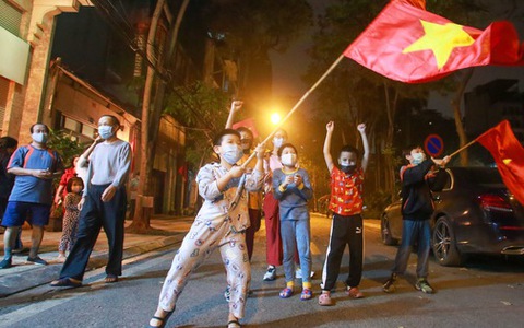 Phố Trúc Bạch được dỡ bỏ hàng rào phong tỏa, người dân vui mừng sau 14 ngày cách ly
