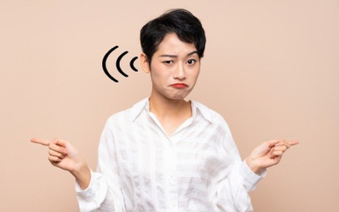 Được sếp khuyên dùng máy trợ thính vì lãng tai, nàng công sở giãy nảy “em còn trẻ, em không chấp nhận” khiến ai cũng ức chế