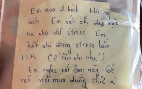Sếp stress nặng vì làm ăn khó khăn dẫn đến chậm lương, nhân viên chẳng oán trách mà làm một việc khiến ai nấy xúc động