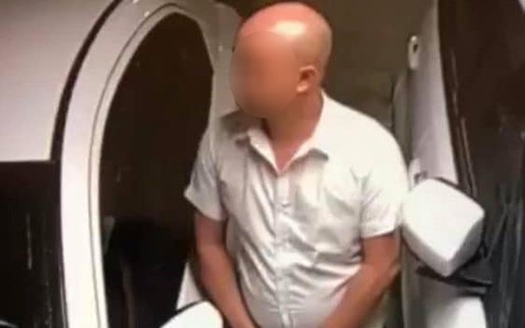Người đàn ông thản nhiên tiểu bậy ở hầm để xe khiến cả khu chung cư lẫn dân mạng bức xúc