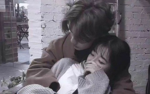 Đưa người yêu tới quán ăn rồi nán lại, nhờ thế chàng trai tận mắt nhìn bạn gái ôm hôn kẻ khác nhưng lại bị phũ ngược đầy bất ngờ