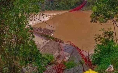 Mưa đá lại trút xuống Lào Cai quật đứt cầu treo, 1 người bị sét đánh chết