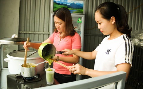 Hai chị em giáo viên tiểu học gây dựng quầy cháo dinh dưỡng khi nghỉ dịch, thực hiện “chính sách” miễn phí chẳng giống ai