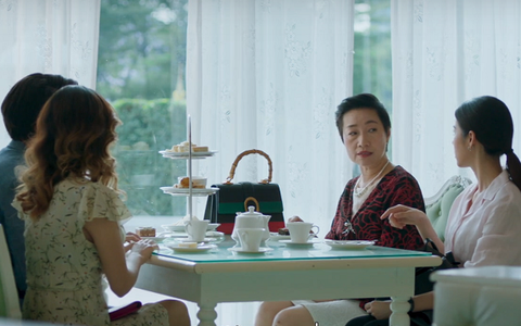 Sát ngày cưới bị cả 2 cô gái trẻ ôm bụng bầu đến nhà "bắt vạ", chú rể đang hoang mang thì mẹ anh hô lớn: "Để đấy mẹ giải quyết hết"