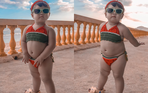Diện bikini dưa hấu ra biển tạo dáng cực dễ thương, bé gái khiến dân mạng phì cười: "Ố ố la la đường cong em thế kia"
