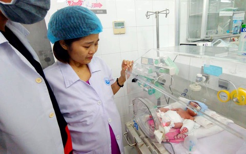 Bật khóc nhìn người mẹ quyết sinh con khi ung thư giai đoạn 4  sức khỏe dần suy kiệt: “Vì con, em nhất định phải sống…”