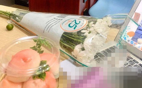 Nghe người yêu nói thích được tặng cúc họa mi vào dịp 8/3, anh chàng chuẩn bị khá chu đáo nhưng đến khi nhận quà cô gái liền tái mặt