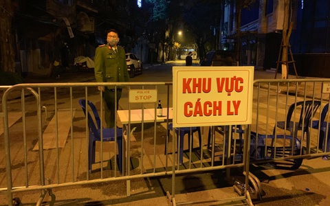 Ảnh: Tiến hành cách ly khu vực sinh sống của bệnh nhân nhiễm Covid-19 ngay trong đêm