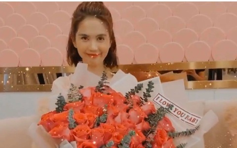 Sau màn tiết lộ về chiếc ghế "nhạy cảm", Ngọc Trinh hồ hởi khoe quà 8/3 xịn xò do "tình trẻ bí mật" tặng?