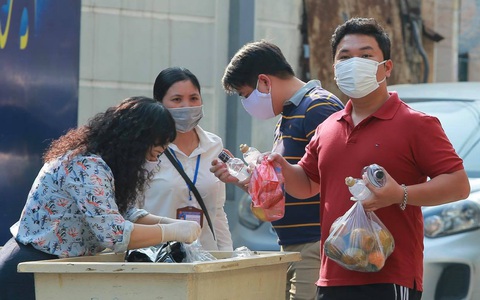 Hình ảnh ấm lòng bên trong khu cách ly Trúc Bạch: Trẻ em thoải mái đeo khẩu trang vui đùa, từng nhà được phát hoa quả và vitamin C