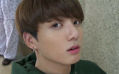 BTS toàn các thánh skincare, bảo sao anh nào anh nấy da đẹp căng đét "khét lẹt"