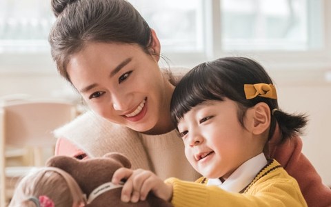 "Hi Bye, Mama": Bị chỉ trích vì cho bé trai "chuyển giới" làm con gái của Kim Tae Hee, mẹ ruột sao nhí 5 tuổi đáp trả thế này