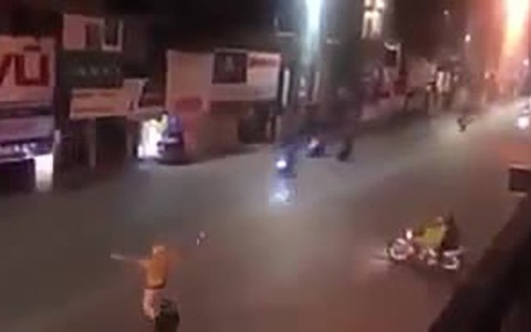 Ba thanh niên vừa phóng xe 'bạt mạng', vừa hú hét mặc cho CSGT vây bắt
