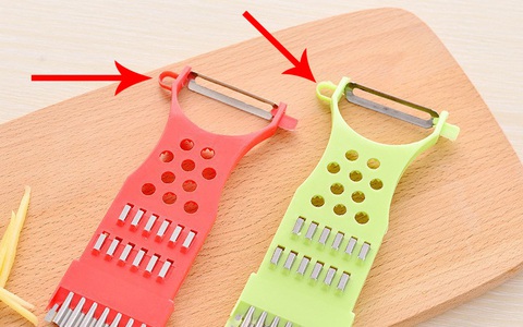 Suốt bao nhiêu năm, giờ tôi mới biết công dụng của chiếc lỗ nhỏ ở cạnh của dao nạo rau củ!