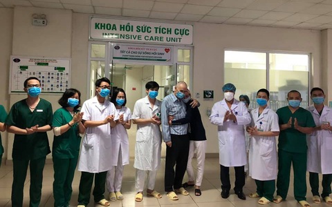 Bệnh nhân mắc covid-19 số 28 người Anh từng phải thở máy đã khỏi bệnh, xuất viện và về nước cùng vợ ngay trong đêm