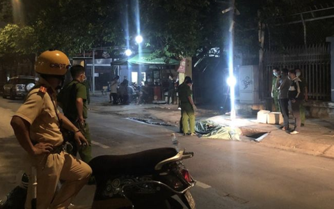 TP.HCM: Nửa đêm phát hiện thi thể quấn trong bao tải trước quán cà phê, nghi bị giết