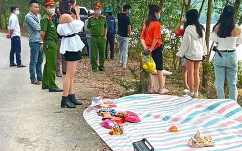 Bắt quả tang 9 nam nữ tụ tập ăn uống dã ngoại bên bờ hồ trong thời gian cách ly xã hội
