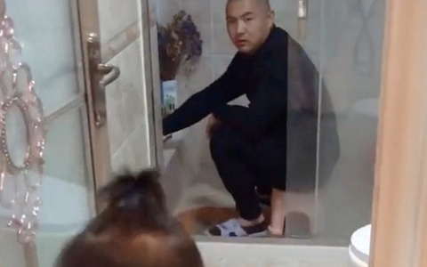 Bắt quả tang bố lén lút làm một việc trong nhà tắm, cô con gái 5 tuổi đã có hành động cực "chất" khiến bố đành ngậm ngùi bỏ cuộc
