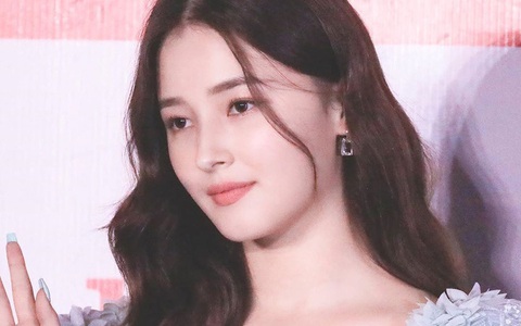 Style làm đẹp giống nhau bất ngờ của hội center Kpop: Tóc tai đến makeup đều sương sương nhưng lại chung "tư tưởng lớn" xỏ khuyên chất ngầu