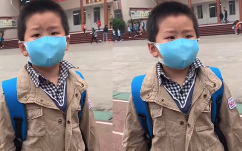 Đến trường sau kì nghỉ dịch, cậu bé vừa đi vừa khóc vì quên mất lớp mình nằm ở đâu