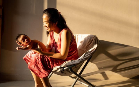 Bố mẹ nào cũng được khuyên phơi nắng cho con mới sinh nhưng bác sĩ lại khuyến cáo làm việc khác