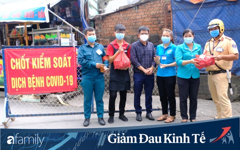 Cảm động hàng ngàn ly trà sữa ngọt ngào được trao tận tay, tiếp sức lực lượng kiểm dịch Covid-19 khắp các ngả đường Sài Gòn