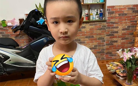 Thấy mẹ mệt con trai 5 tuổi liền đi pha nước cam, nhưng nhìn cốc nước bê ra thì người lớn phải phục độ "mặn" của cậu bé