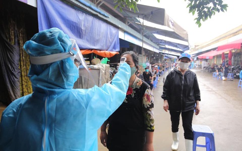 Tiểu thương tranh thủ đi ủng chạy vào chốt test nhanh Covid-19: "Xét nghiệm nhanh biết mình có bệnh hay không để còn an tâm thì chẳng tội gì mà không đi" 