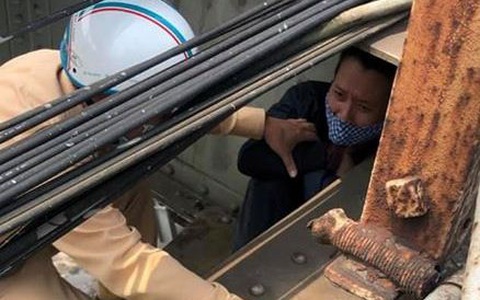 Lực lượng kiểm tra tại chốt phòng chống dịch Covid -19 cầu Long Biên kịp thời cứu sống người đàn ông định nhảy cầu tự tử