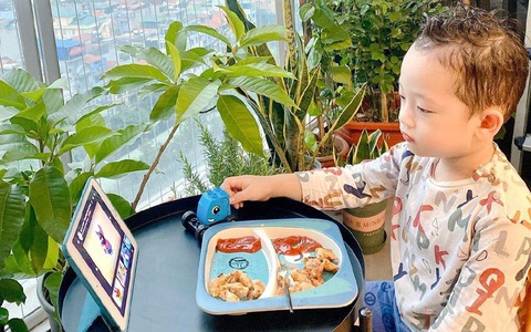 Cho Khoai Tây xem iPad nhưng nhìn cách cậu bé ngồi là đủ hiểu Ly Kute dạy con khéo thế nào