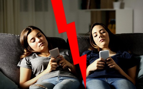 Được xem là cứu cánh trong mùa dịch, liệu thiết bị công nghệ có trở thành “kẻ thù” của các mối quan hệ trong tương lai?